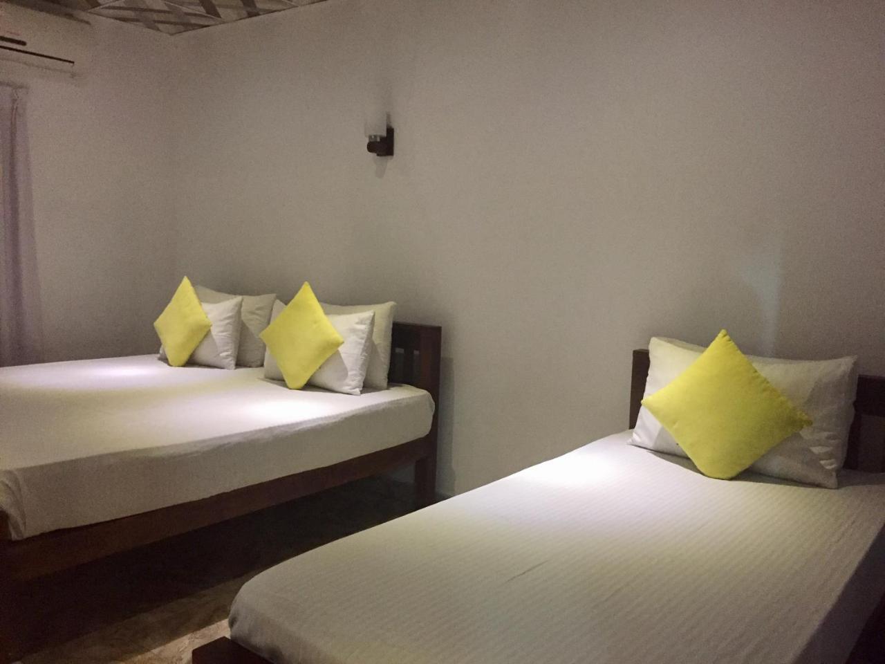 Thisara Guest House Polonnaruwa Rum bild